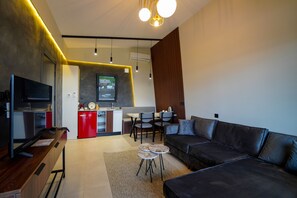 迷你冰箱、电热水壶、厨具/餐具、纸巾