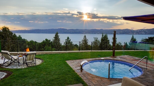 A backyard with a swimming pool, a fire pit, and a view of a lake and mountains. - Lake Look Sapanca (Sapanca)