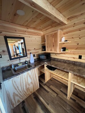 Minikylskåp, mikrovågsugn, kaffe- och tebryggare och grytor/köksredskap