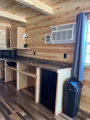 Minijääkaappi, mikroaaltouuni, liesi, kahvin-/teenkeitin