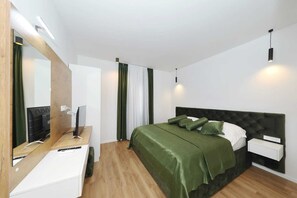 5 slaapkamers, een strijkplank/strijkijzer, reisbedje, wifi
