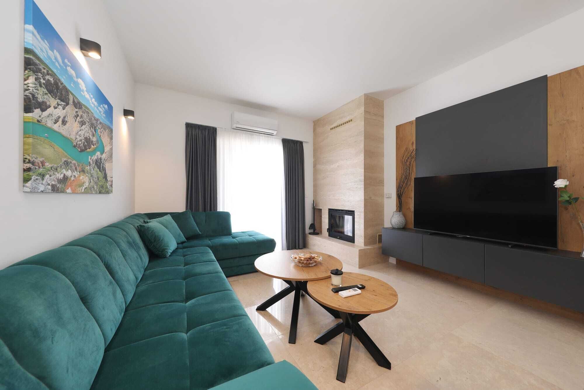 Una Smart TV, una chimenea