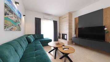 Una Smart TV, una chimenea