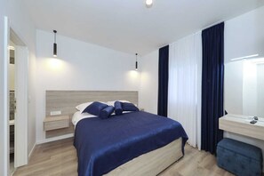 5 عدّة غرف نوم ومكواة/لوح كي وسرير سفر وواي فاي