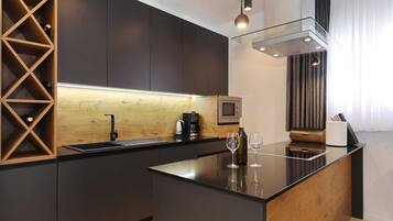 Frigorífico, microondas, horno y placa de cocina