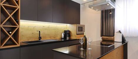 Kjøleskap, mikrobølgeovn, ovn og kokeplater