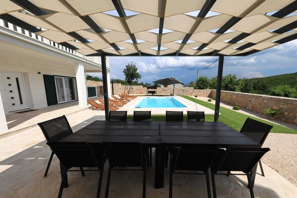 حمّام سباحة خارجي