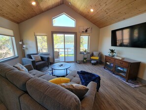48-inch Smart TV with digital channels, fireplace, Netflix - Lakeshore Cabins (Homer)