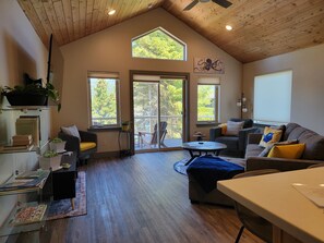 48-inch Smart TV with digital channels, fireplace, Netflix - Lakeshore Cabins (Homer)