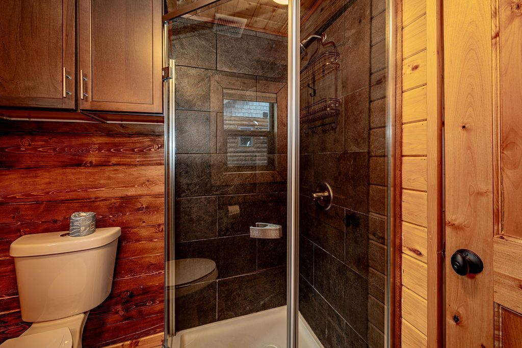 Deluxe Cabin | Bathroom | Shower, free toiletries, hair dryer, towels