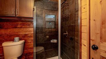 Deluxe Cabin | Bathroom | Shower, free toiletries, hair dryer, towels