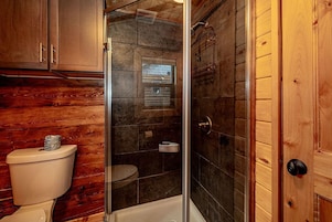 Deluxe Cabin | Bathroom | Shower, free toiletries, hair dryer, towels