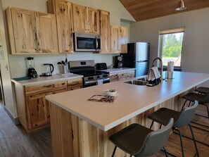 Full-size fridge, microwave, oven, stovetop - Lakeshore Cabins (Homer)