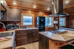 Hytte – deluxe | Eget kjøkken | Kjøleskap, mikrobølgeovn, ovn og kokeplater