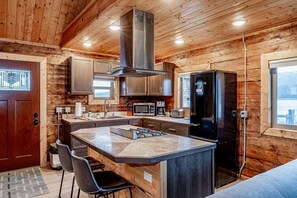 Deluxe Cabin | Private kitchen | Full-size fridge, microwave, oven, stovetop - Lakeshore Cabins (Homer)