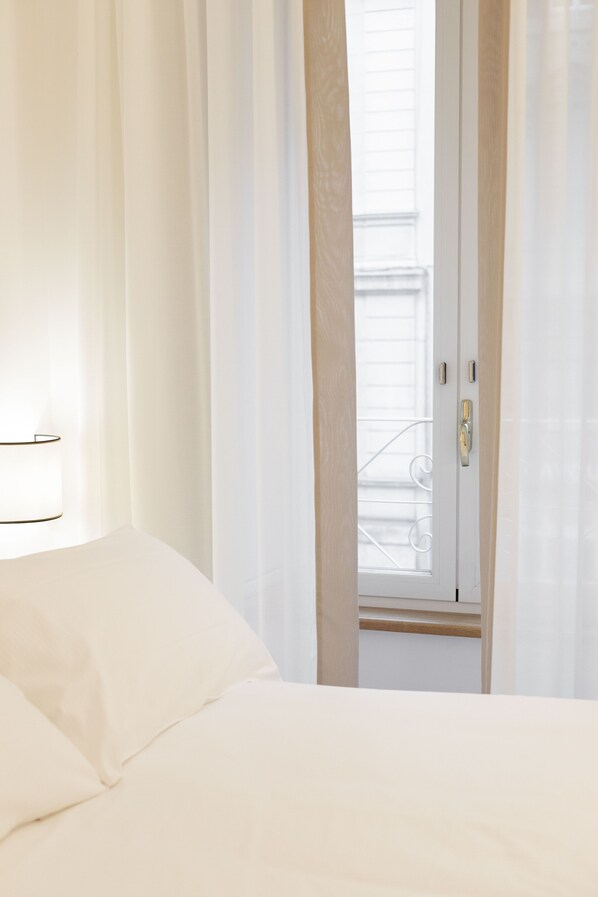 シングルルーム | セーフティボックス (室内)、デスク、WiFi (無料)、ベッドシーツ