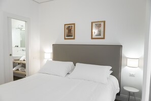Chambre supérieure | Coffre-fort, bureau, accès au Wi-Fi (inclus), literie fournie