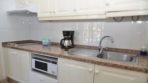 Refrigerador, microondas, cafetera/tetera, tetera/pava eléctrica