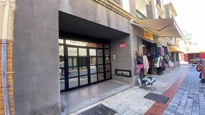 A storefront with a sign reading "Edificio Plaza Mayor" and a visible entrance. - Apt. Brisa Marina  (Valle Gran Rey)