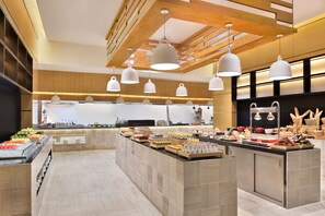 Dagelijks ontbijtbuffet (LKR 6000.00 per persoon)