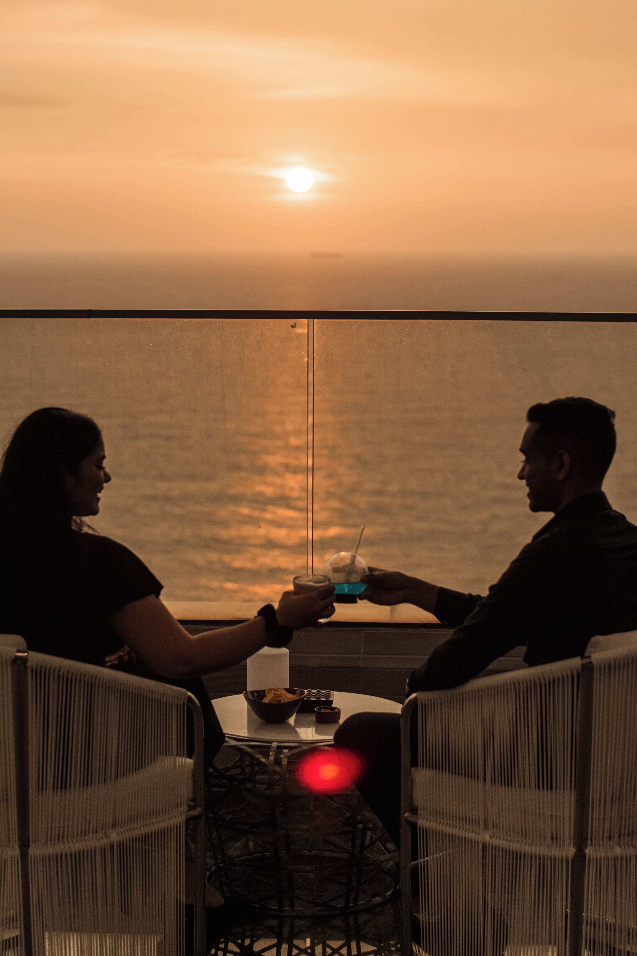 4 间餐厅，供应早餐、午餐和晚餐，本地与国际菜