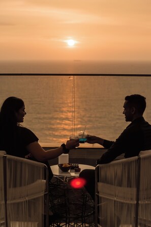 4 restaurantes, se sirve desayuno, cocina local e internacional