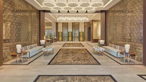 A spacious lobby with a central seating area, a chandelier, and a patterned wall. - Sheraton Colombo Hotel (Colombo)