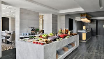 Bar en la azotea con vistas al mar (abre todos los días)