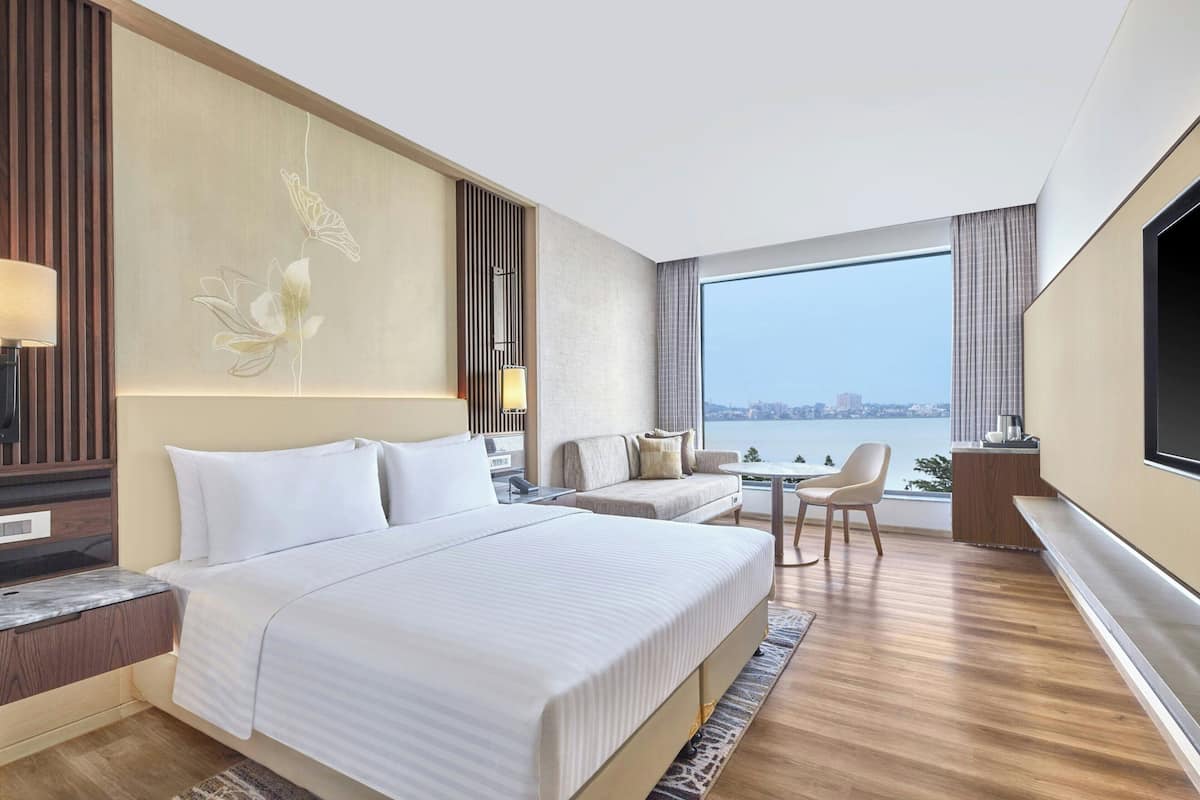 Luxe beddengoed, donzen dekbedden, een kluis op de kamer, een bureau