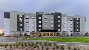 A modern hotel with a flat roof, multiple floors, and a central entrance. - TownePlace Suites by Marriott Pleasanton (Pleasanton)