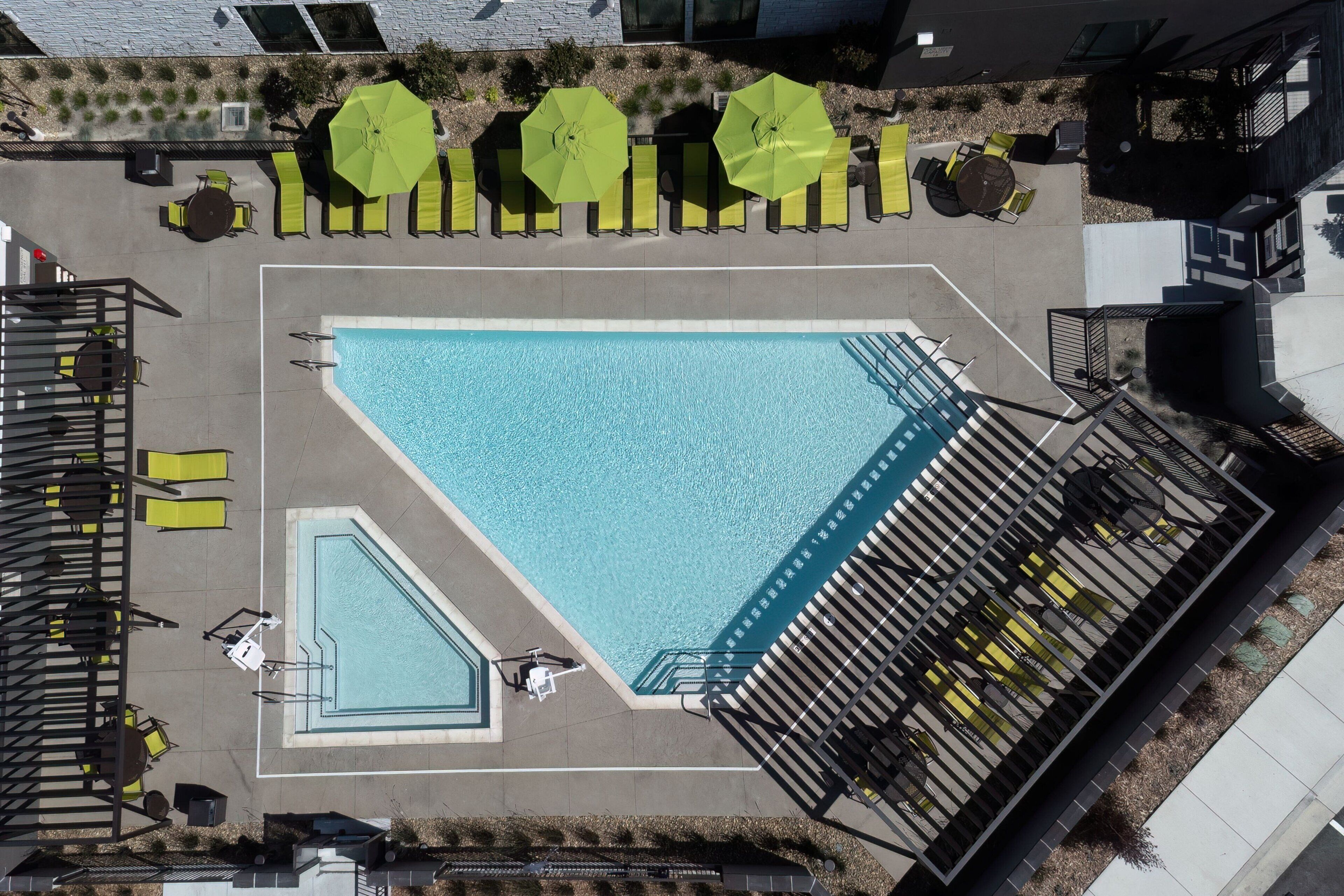 Una piscina al aire libre de temporada