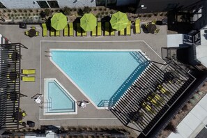 Seasonal outdoor pool - TownePlace Suites by Marriott Pleasanton (Pleasanton)