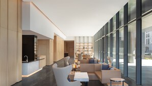 Ein modernes Interieur mit Küche, Sitzecke und großen Fenstern.