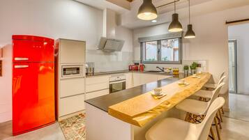 Een koelkast, een microgolfoven, een oven, een vaatwasser