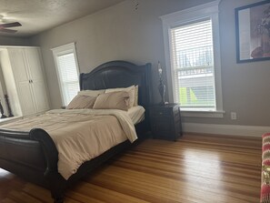 4 bedrooms, iron/ironing board, WiFi, bed sheets