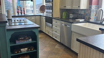 Microondas, horno, parrilla de estufa y lavavajillas