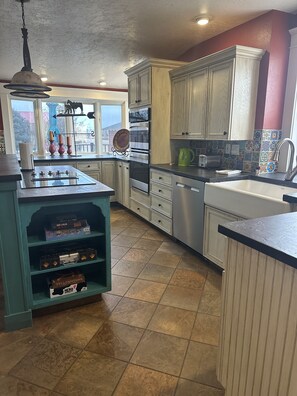 Mikrobølgeovn, ovn, kokeplater og oppvaskmaskin