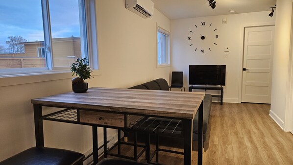 Smart TV, video games - The Rawdon Queen #6 (Rawdon)