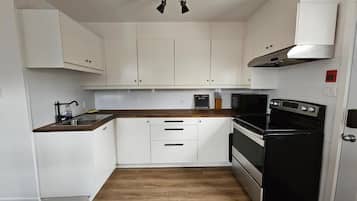 Een koelkast, een microgolfoven, een oven, een kookplaat