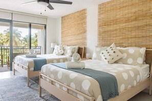 Schreibtisch, Bügeleisen/Bügelbrett, Reisekinderbett, WLAN