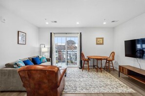 TV, offices - Iconic DC Unit | Stunning Views | Graceful Balcony (Washington)