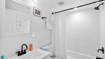 Sèche-cheveux, serviettes fournies, papier toilette