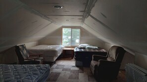 Room - Lake Front cabin on ORV trail head! 5 mins from AuSable River pets welcome! (Hale)