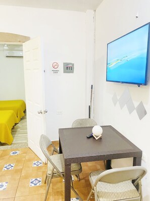 Basic Room | Living area | Flat-screen TV