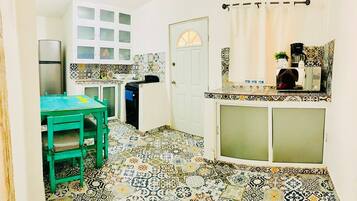 Basic Room | Private kitchen | Full-sized fridge, microwave, blender, cookware/dishes/utensils