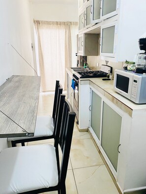 Basic-Zimmer | Eigene Küche | Großer Kühlschrank, Mikrowelle, Mixer, Kochgeschirr/Geschirr/Besteck