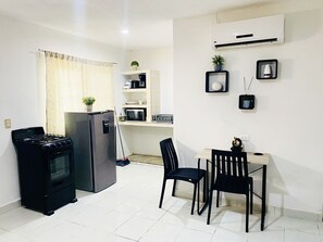 Basic Studio | Private kitchen | Full-sized fridge, microwave, blender, cookware/dishes/utensils - Casa desierto los cabos (Cabo San Lucas)