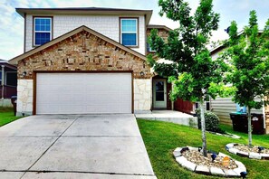 Property grounds - Child Friendly Home + Pool/Hot Tub Near Six Flags SeaWorld And Iconic RiverWalk (San Antonio)