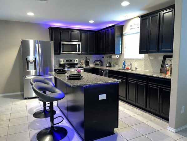 Fridge, microwave, oven, stovetop - Child Friendly Home + Pool/Hot Tub Near Six Flags SeaWorld And Iconic RiverWalk (San Antonio)