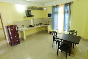 Leilighet – deluxe | Eget kjøkken | Kjøleskap, kokeplater, kaffetrakter/tekoker og vannkoker